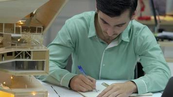 arquiteto jovem homem trabalhando dentro seu projeto. video