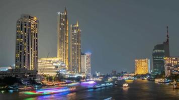 Bangkok paisagem urbana Horizonte às uma rio a partir de crepúsculo para noite Tempo lapso vídeo. video
