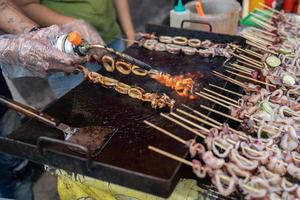 cerca arriba de delicioso satay A la parrilla calamar, para rebaja en calle comida foto