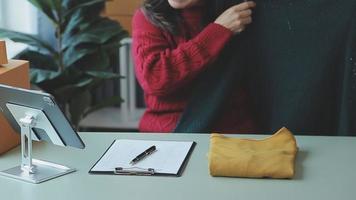 mujer de negocios puesta en marcha empresaria de pequeña empresa sme éxito. mujer independiente que trabaja en casa con entrega de paquetes en línea. concepto de entrega de pymes y embalajes video