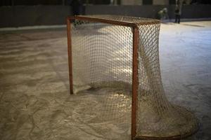 portón en hielo. jugando hockey. portón con malla. foto