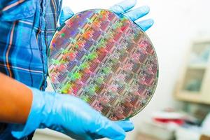 oblea de silicio para la fabricación de semiconductores de circuito integrado. foto