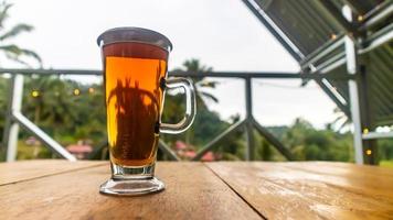 taza de té en un de madera mesa foto