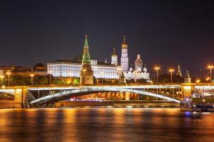 visión de moskva río y Moscú kremlin a noche foto