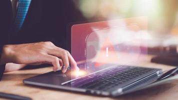 programador y virtual íconos , exclamación marca ,alarma,ordenador virus detectado ,peligro advertencia concepto o información error ese debería ser urgentemente fijo y reparado ,notificación de seguridad cuestiones foto