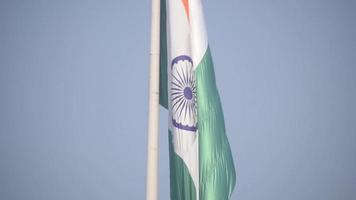 Indien-Flagge, die hoch am Connaught-Platz mit Stolz auf den blauen Himmel fliegt, Indien-Flagge flattert, indische Flagge am Unabhängigkeitstag und Tag der Republik Indien, Schuss nach oben geneigt, indische Flagge schwenkend, Har Ghar Tiranga video