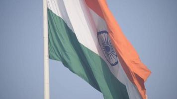 Indien-Flagge, die hoch am Connaught-Platz mit Stolz auf den blauen Himmel fliegt, Indien-Flagge flattert, indische Flagge am Unabhängigkeitstag und Tag der Republik Indien, Schuss nach oben geneigt, indische Flagge schwenkend, Har Ghar Tiranga video