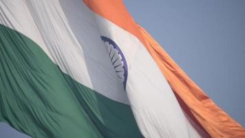 Indien-Flagge, die hoch am Connaught-Platz mit Stolz auf den blauen Himmel fliegt, Indien-Flagge flattert, indische Flagge am Unabhängigkeitstag und Tag der Republik Indien, Schuss nach oben geneigt, indische Flagge schwenkend, Har Ghar Tiranga video