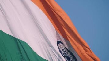 sventolando la bandiera indiana, bandiera dell'india, bandiera indiana che svolazza in alto a connaught place con orgoglio nel cielo blu, bandiera indiana, har ghar tiranga, sventolando la bandiera indiana video