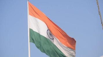 Indien-Flagge, die hoch am Connaught-Platz mit Stolz auf den blauen Himmel fliegt, Indien-Flagge flattert, indische Flagge am Unabhängigkeitstag und Tag der Republik Indien, Schuss nach oben geneigt, indische Flagge schwenkend, Har Ghar Tiranga video