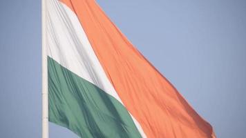 Indien-Flagge, die hoch am Connaught-Platz mit Stolz auf den blauen Himmel fliegt, Indien-Flagge flattert, indische Flagge am Unabhängigkeitstag und Tag der Republik Indien, Schuss nach oben geneigt, indische Flagge schwenkend, Har Ghar Tiranga video