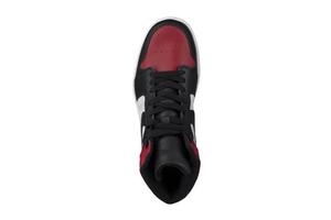 un alto zapatilla de deporte con rojo y negro acentos atlético bota en cima. foto