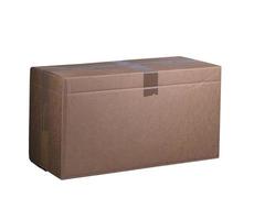 cartulina caja en un blanco antecedentes. caja lleno y sellado con cinta. envase para transporte de bienes. foto