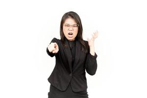 enojado y señalando a cámara de hermosa asiático mujer vistiendo negro chaqueta de sport aislado en blanco foto