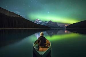viajero mujer sentado en canoa con Aurora borealis terminado espíritu isla en maligno lago a jaspe nacional parque, alberta, Canadá foto