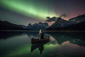 viajero mujer sentado en canoa con Aurora borealis terminado espíritu isla en maligno lago a jaspe nacional parque, alberta, Canadá foto