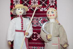 eslavo nacional muñecas bielorruso ucranio ruso étnico muñecas lyalka es un hombre y un mujer en un bordado camisa. foto