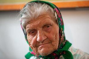 el cara es muy antiguo abuela. mujer en un cien años foto