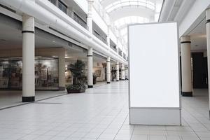 público compras centrar centro comercial o negocio centrar anuncio tablero espacio como vacío blanco blanco Bosquejo letrero foto