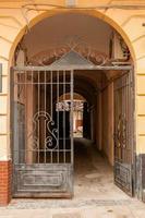 un antiguo portón con un corredor líder a el patio de el casa foto