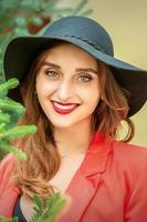 joven mujer con Navidad árbol foto