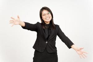 ofrecimiento abrazo de hermosa asiático mujer vistiendo negro chaqueta de sport aislado en blanco antecedentes foto