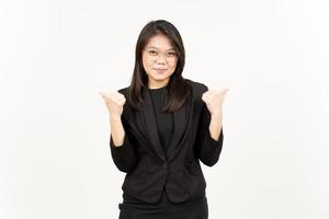 demostración producto y señalando Derecha y izquierda lado de hermosa asiático mujer vistiendo negro chaqueta de sport foto