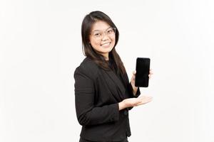 demostración aplicaciones o anuncios en blanco pantalla teléfono inteligente de hermosa asiático mujer vistiendo negro chaqueta de sport foto
