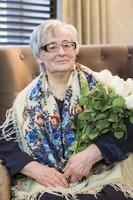 mayor mujer con un ramo de flores de rosas. foto