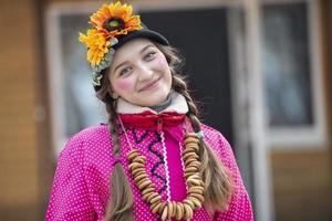 fiesta viendo apagado invierno.ruso niña a el fiesta maslenitsa. foto