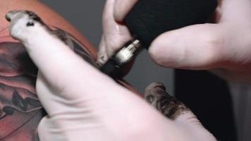 tatouage artiste faire tatouage à le atelier, proche en haut video