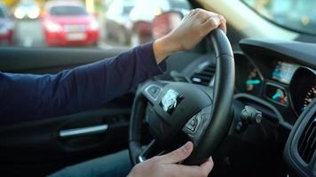 Mens het rijden in vernieuwend geautomatiseerd auto gebruik makend van zelf parkeren automatische piloot voor parkeren Aan straat video