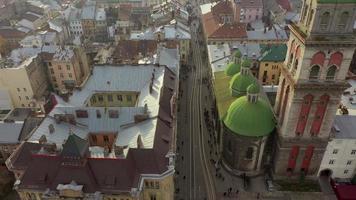 antenn se av de historisk Centrum av lviv. skytte med Drönare. hyperlaps video