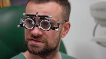 Man at the reception of an ophthalmologist. Eye examination and selection of spectacle lenses video