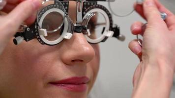 Mens Bij de ontvangst van een oogarts. oog examen en selectie van schouwspel lenzen video