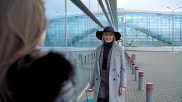 lang erwartet Treffen von zwei freunde beim das Flughafen. schleppend Bewegung video