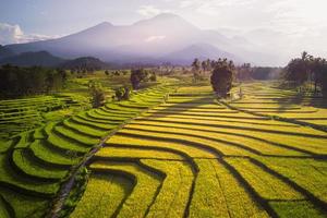 aéreo ver hermosa Mañana ver desde Indonesia acerca de montaña y bosque