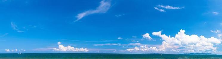paisaje marino panorámico con cielo azul y nubes foto