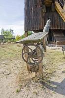 antiguo retro antiguo de madera dispositivo en el polaco campo foto