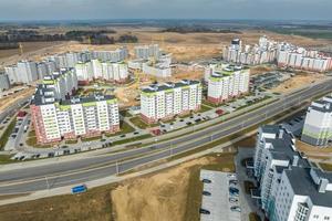 aéreo panorámico ver terminado construcción de nuevo moderno residencial complejo con Alto edificios en pueblo foto