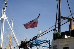 antiguo Operacional pescar barcos en un soleado día en el Puerto de Polonia foto