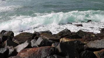 fantastique côte rocheuse. impact des vagues de la mer rocheuse sur la plage video