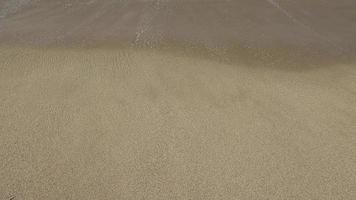lindo areia de praia em uma ensolarado dia video