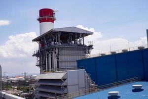 aéreo ver de combinar ciclo proyecto poder planta cuando día hora con azul cielo y nublado vibras. el foto es adecuado a utilizar para industria antecedentes fotografía, poder planta póster y electricidad.