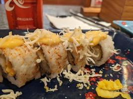 cerca arriba Sushi tamago mayonesa con toping queso cedro. el foto es adecuado a utilizar para Japón tradicional comida fondo, póster y comida contenido medios de comunicación.