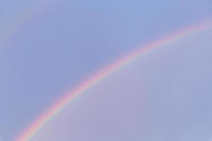 ver en arco iris en un azul cielo foto