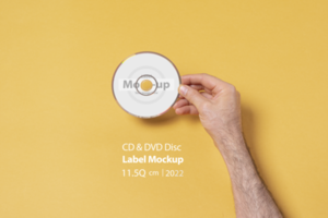 masculino mão segurando uma cd-dvd disco dentro frente do amarelo fundo psd