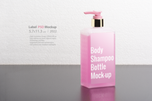 roze lichaam shampoo fles in voorkant van licht grijs achtergrond psd