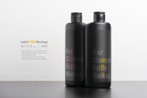 zwart haar- shampoo flessen in voorkant van licht grijs achtergrond psd