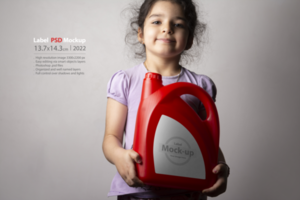 pequeño niña participación un rojo cocina detergente botella psd